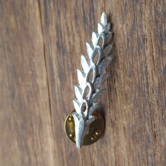 Filigree lace pin feather B210 - Picture 1 of 3